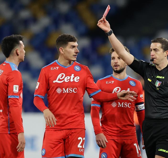 Tra colpi proibiti, espulsioni e tante reti la Fiorentina umilia il Napoli al Maradona 