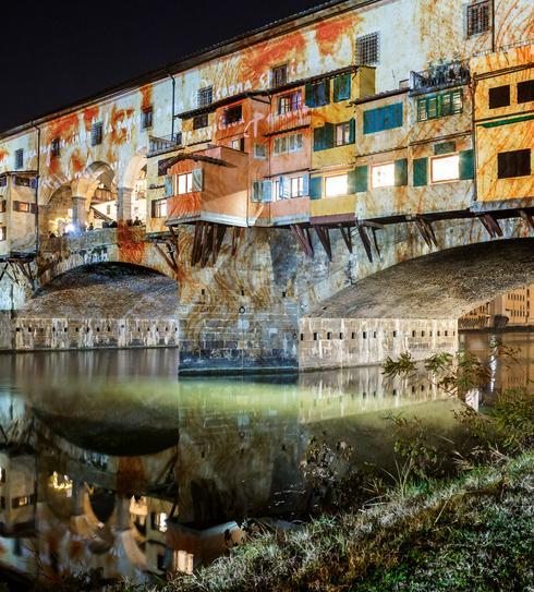 Immagini di sponsor proiettate sopra i monumenti fiorentini 
