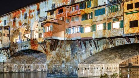 Immagini di sponsor proiettate sopra i monumenti fiorentini