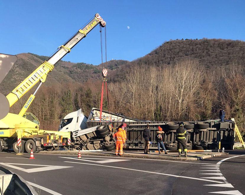Si ribalta un camion Ferito il conducente