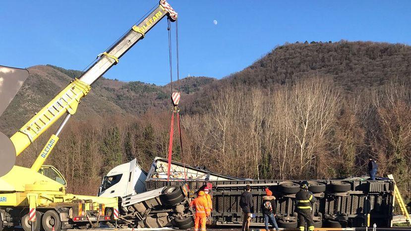 Si ribalta un camion Ferito il conducente