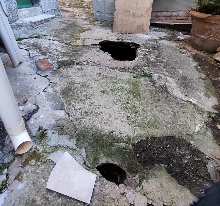 Voragini aperte in piazza al Fico «Nessuno interviene da settimane»