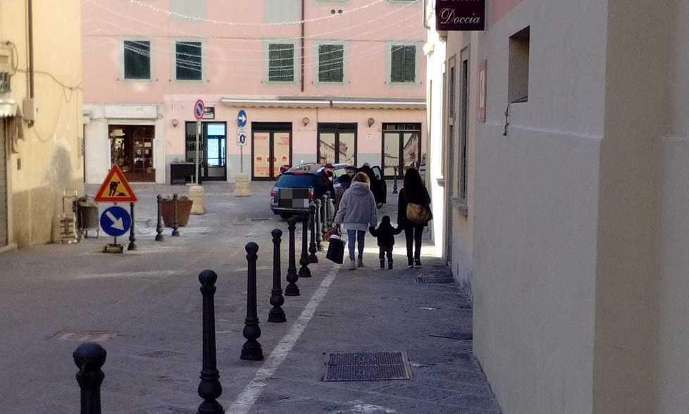Birilli in ghisa al posto delle fioriere «Proteggono i pedoni e sono più belli» 