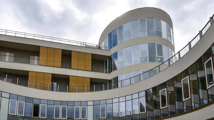 Muore in ospedale a 84 anni Sono 52 le persone ricoverate