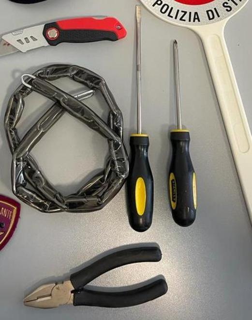 Scoperto mentre ruba nelle auto parcheggiate: arrestato un 28enne