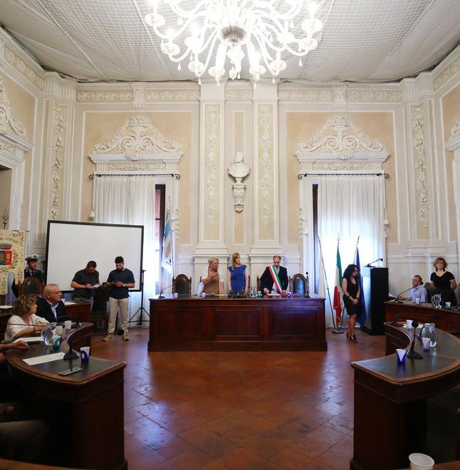 Il consiglio a distanza fa scoppiare la bufera La minoranza incalza: «Non tutti vaccinati»