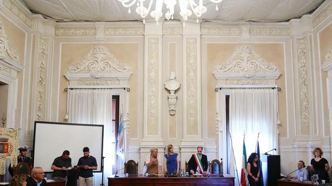 Il consiglio a distanza fa scoppiare la bufera La minoranza incalza: «Non tutti vaccinati»