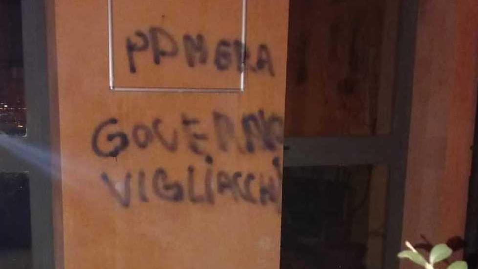 Scritte offensive contro la sede del Pd Pioggia di solidarietà