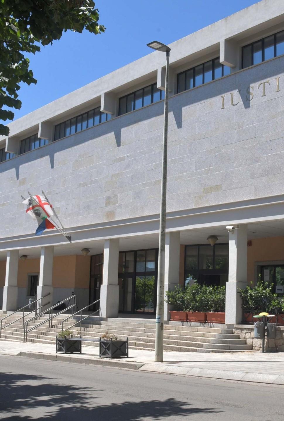 Marijuana in casa: sconterà un anno e 2 mesi