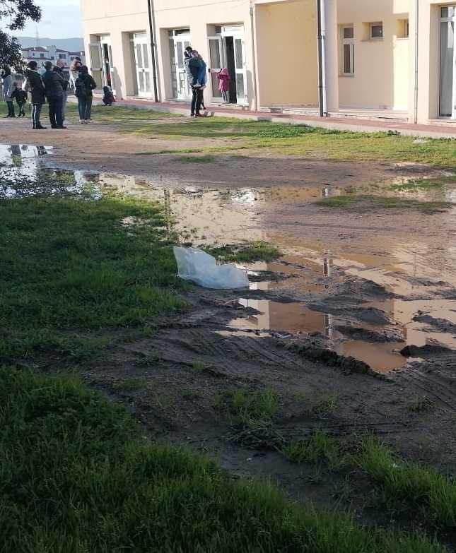  Un fiume d’acqua allaga l’ingresso della scuola 