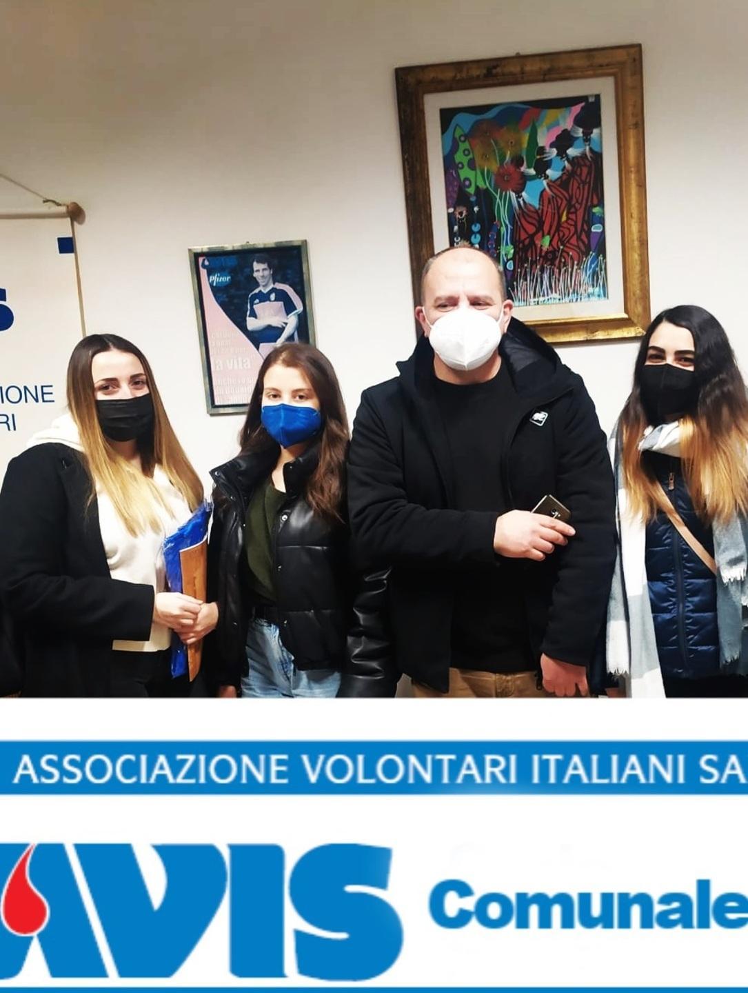 Assegno di merito dell’Avis per tre neodiplomate donatrici