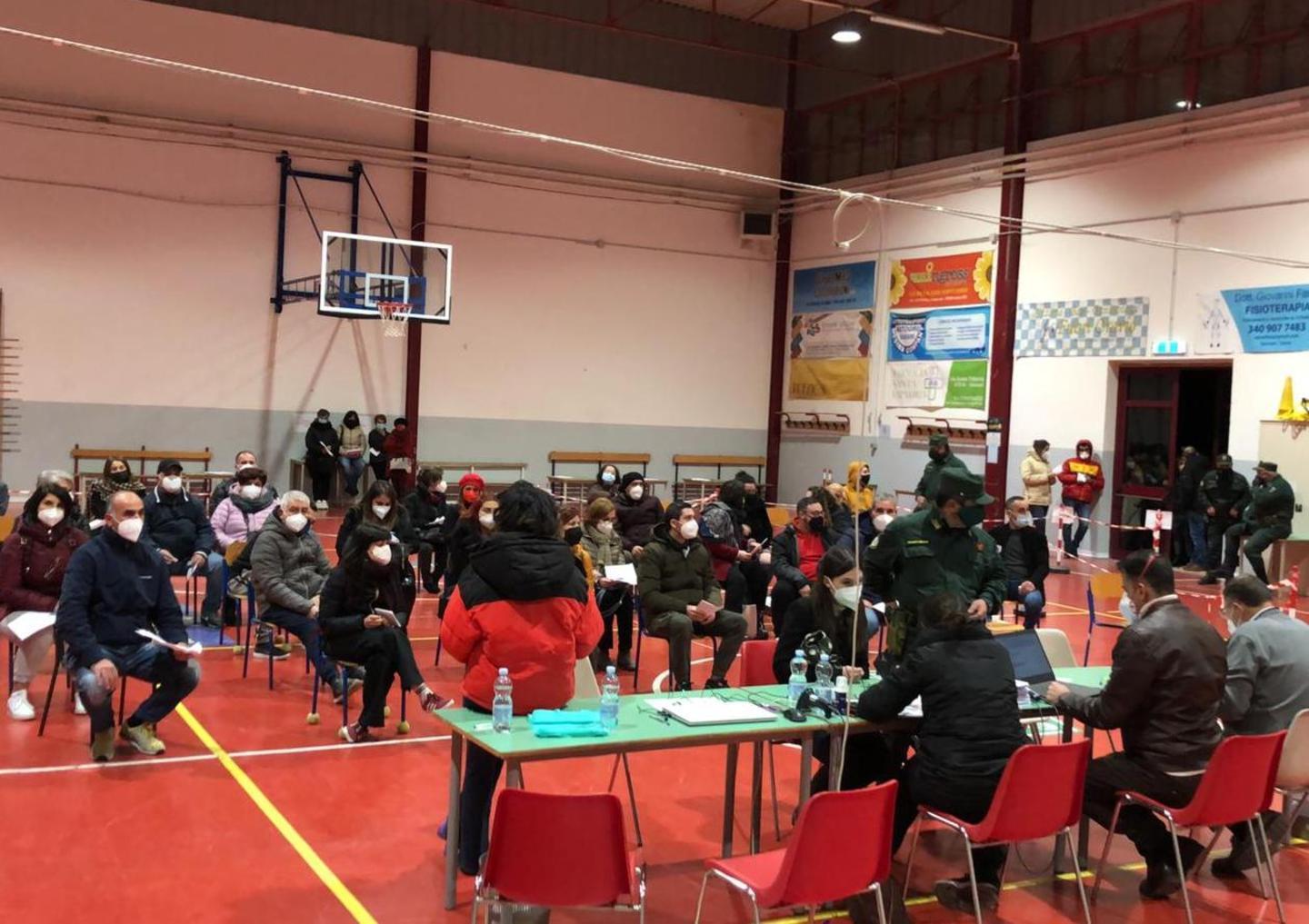 Quattro infermiere per 1183 vaccini 