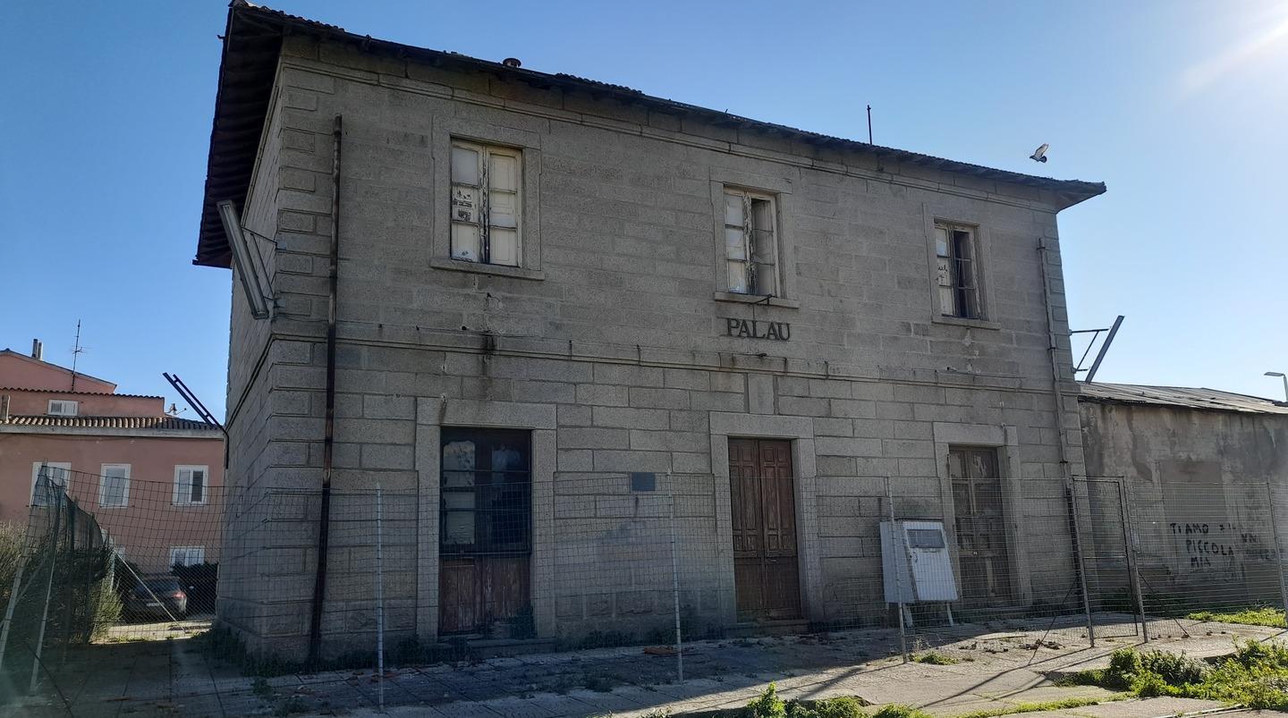 Le stazioni e i binari lasciati in abbandono tra rifiuti e pericoli 