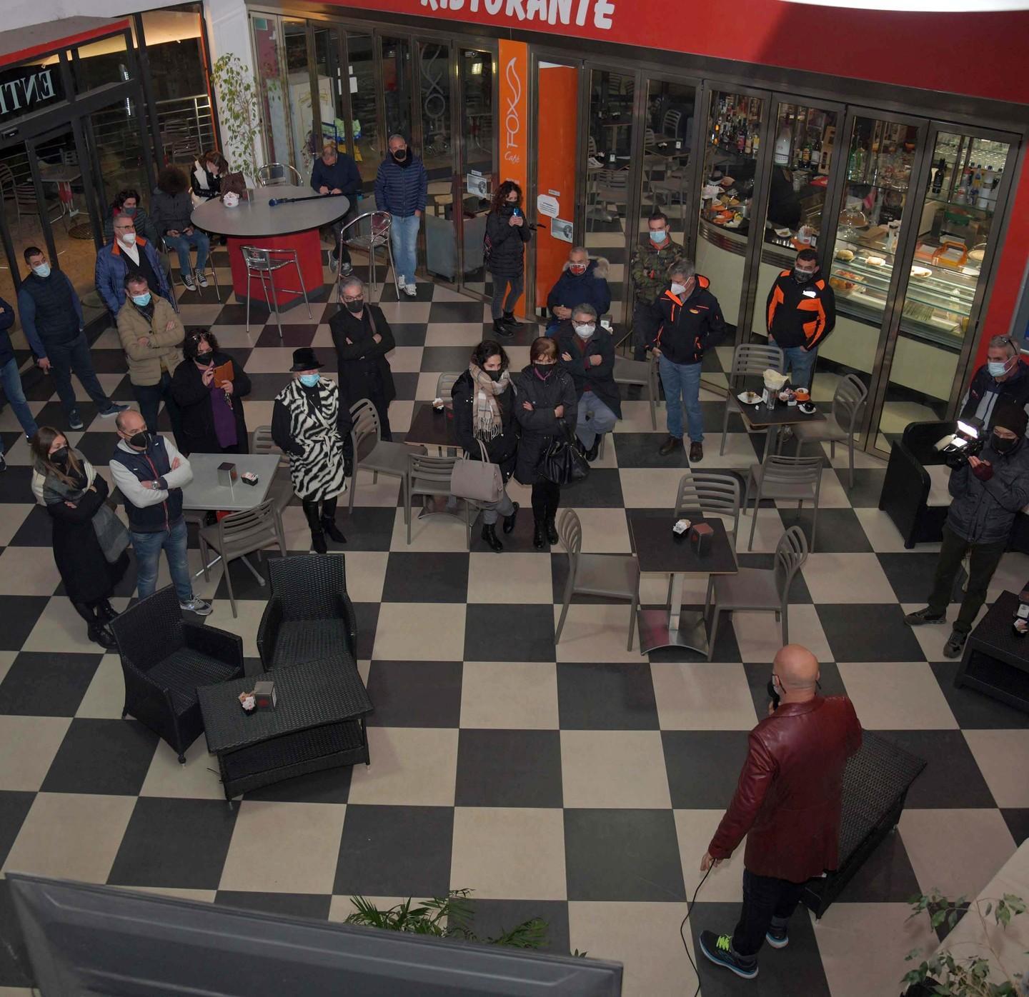 Le aziende in rivolta: «Copriamo le insegne con un drappo nero» 