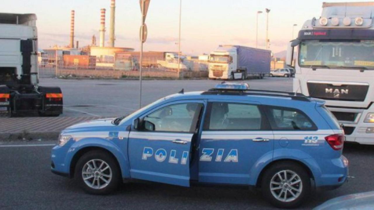 Una volante della polizia di Stato