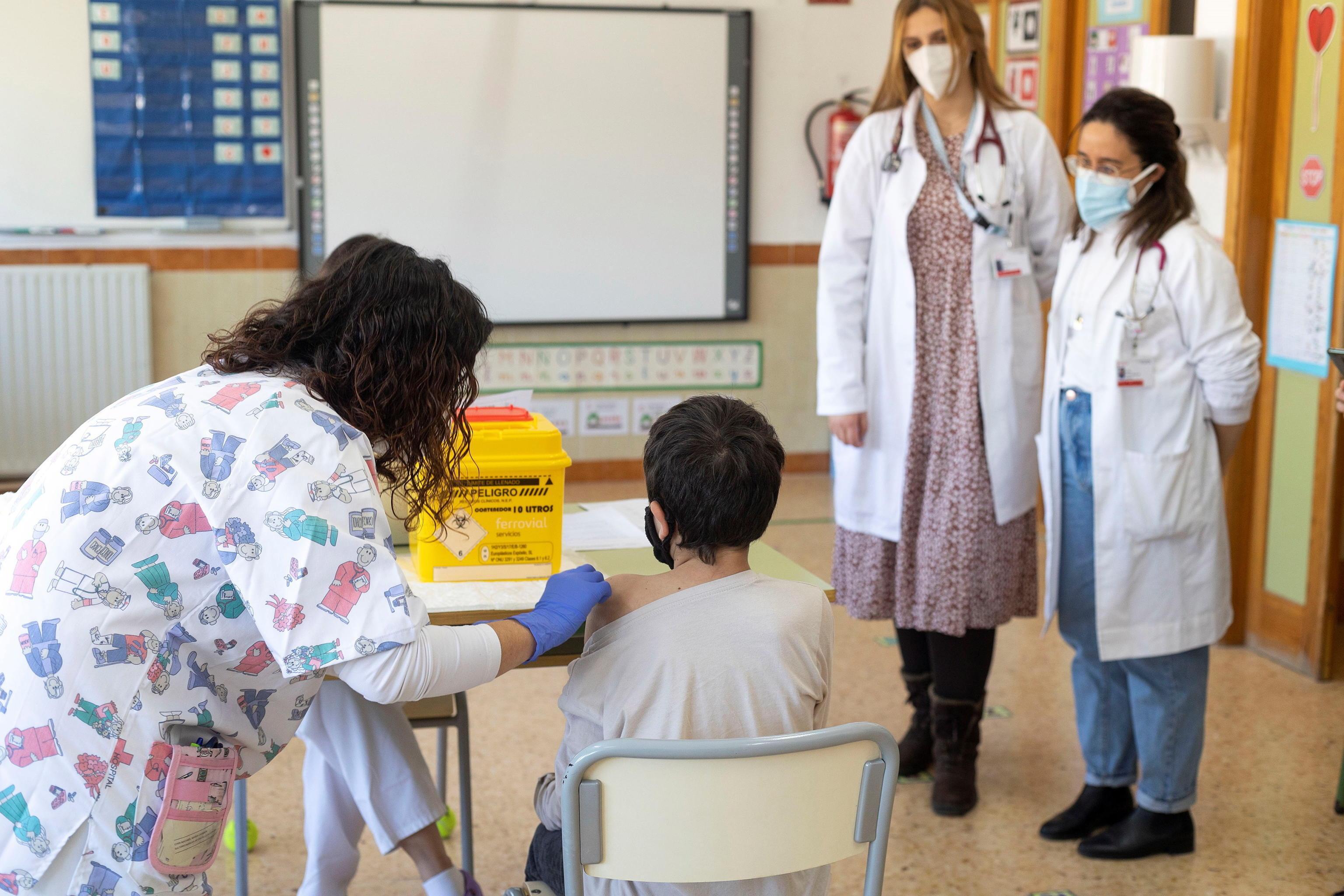 Vaccini in Toscana, ventimila dosi extra per i bambini. Camper davanti alle scuole