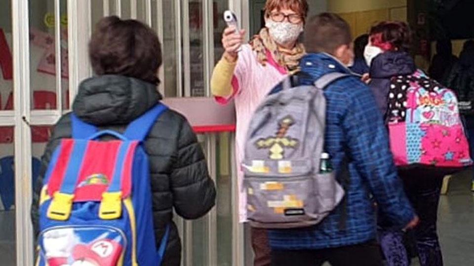 Studenti all’ingresso di una scuola (FOTO DI ARCHIVIO)