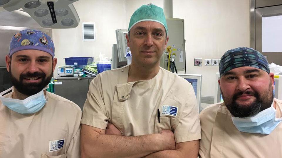 Al centro Leonardo Barellini, primario di Chirurgia oncologica ricostruttiva della mammella, insieme ai chirurghi Matteo Bardelli e Simone Miccoli
