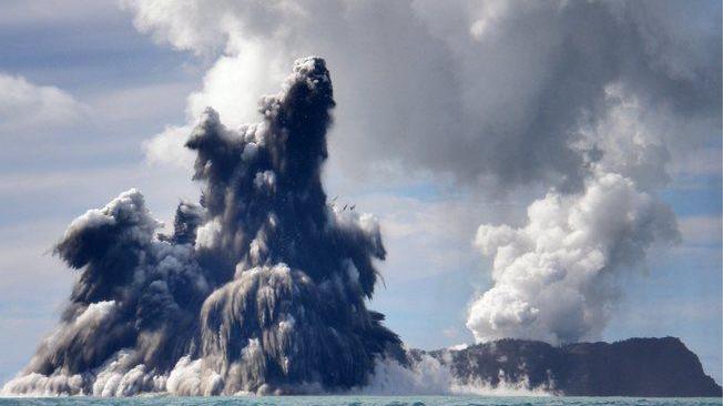 Eruzione vulcano sottomarino, allarme tsunami da Tonga a Fiji