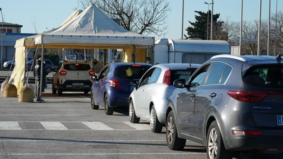 Le auto in fila ieri pomeriggio al drive through nel parcheggio di Panorama a Pontedera (foto franco silvi)