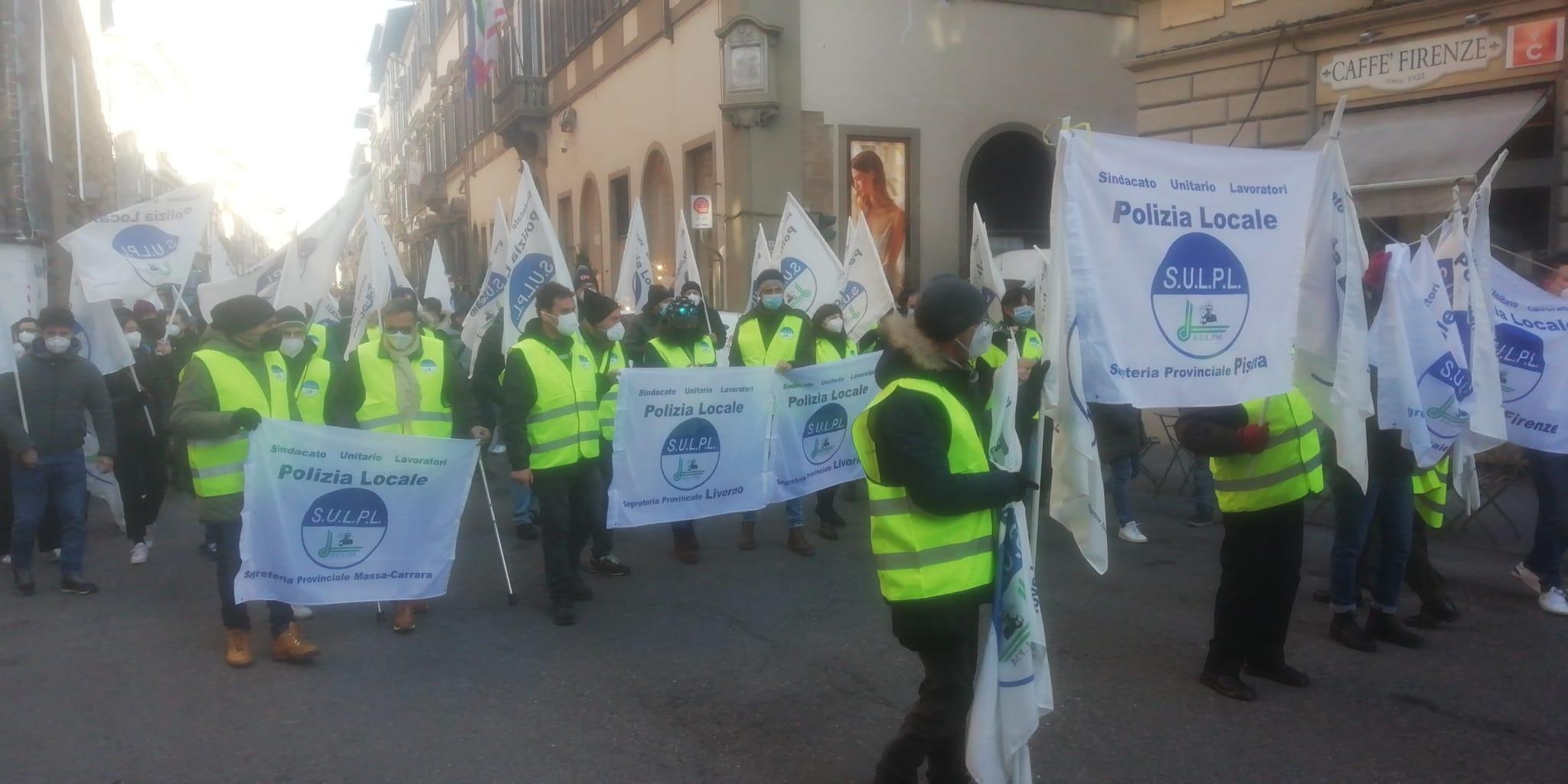 Il corteo con il Sulpl livornese