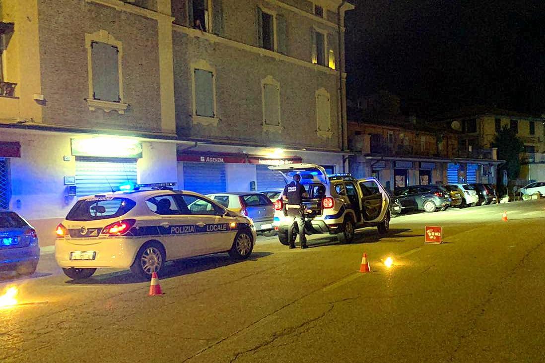 Modena, ubriaco al volante investe due pedoni e causa incidente