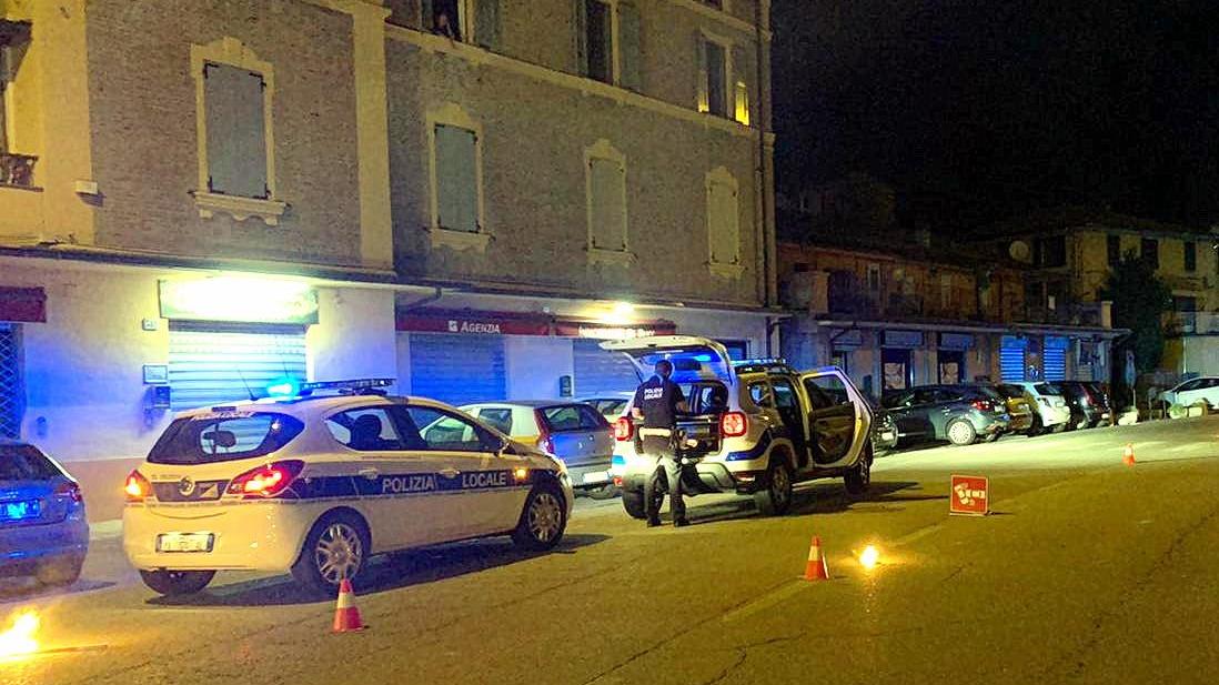 Modena, ubriaco al volante investe due pedoni e causa incidente