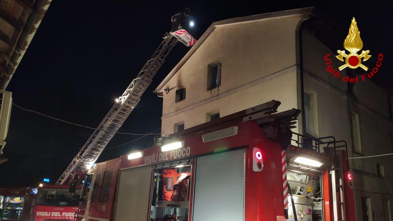 A Novellara quindici persone intossicate, tra cui una bimba di 11 anni, in un incendio  