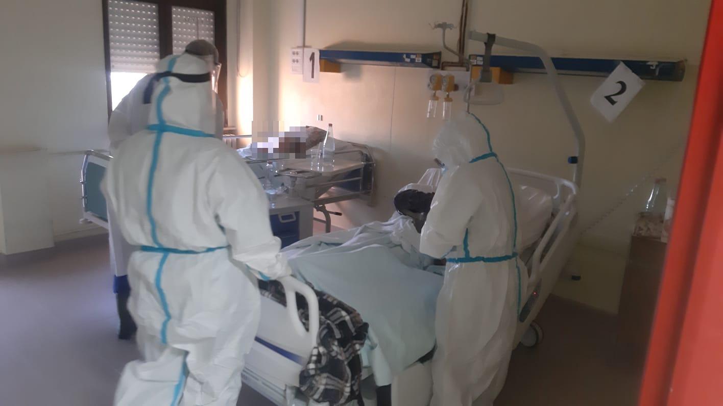 Alghero: un giorno nel reparto Covid, tra i no vax c'è chi si è pentito