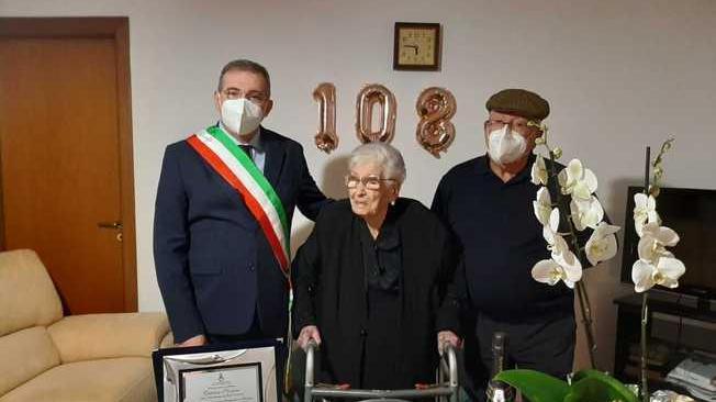 Ha compiuto 108 anni, sindaco di Castellammare le consegna targa