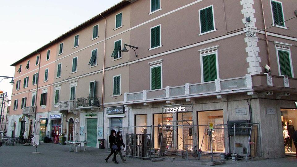 due facciate rifatte in piazza Gramsci e all’incrocio tra corso Italia e la piazza.