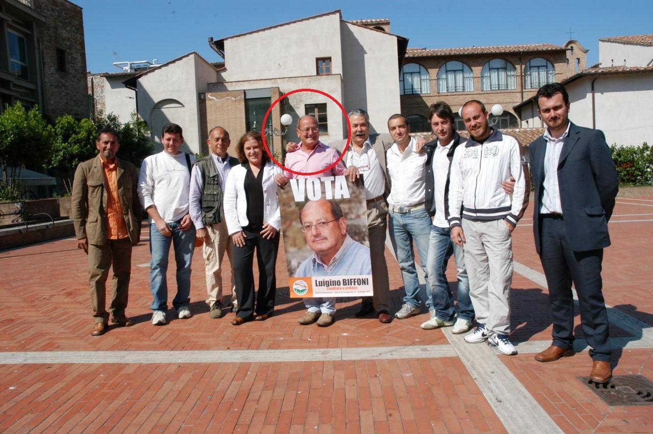 Luigino Biffoni (indicato nel cerchietto rosso) durante la campagna elettorale del 2007 (foto Agenzia Bf)