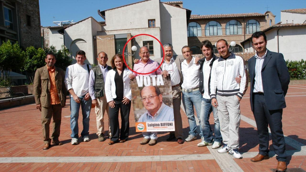 Luigino Biffoni (indicato nel cerchietto rosso) durante la campagna elettorale del 2007 (foto Agenzia Bf)