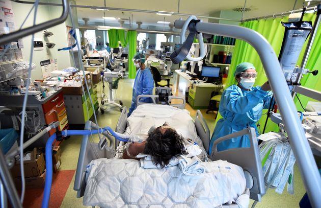 Covid, una vittima e 764 nuovi casi a Prato