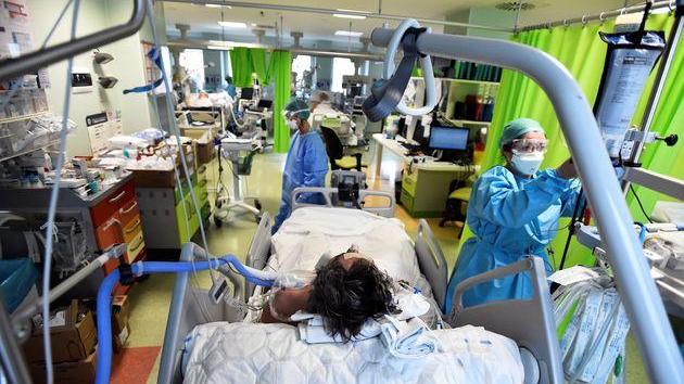 Covid, una vittima e 764 nuovi casi a Prato