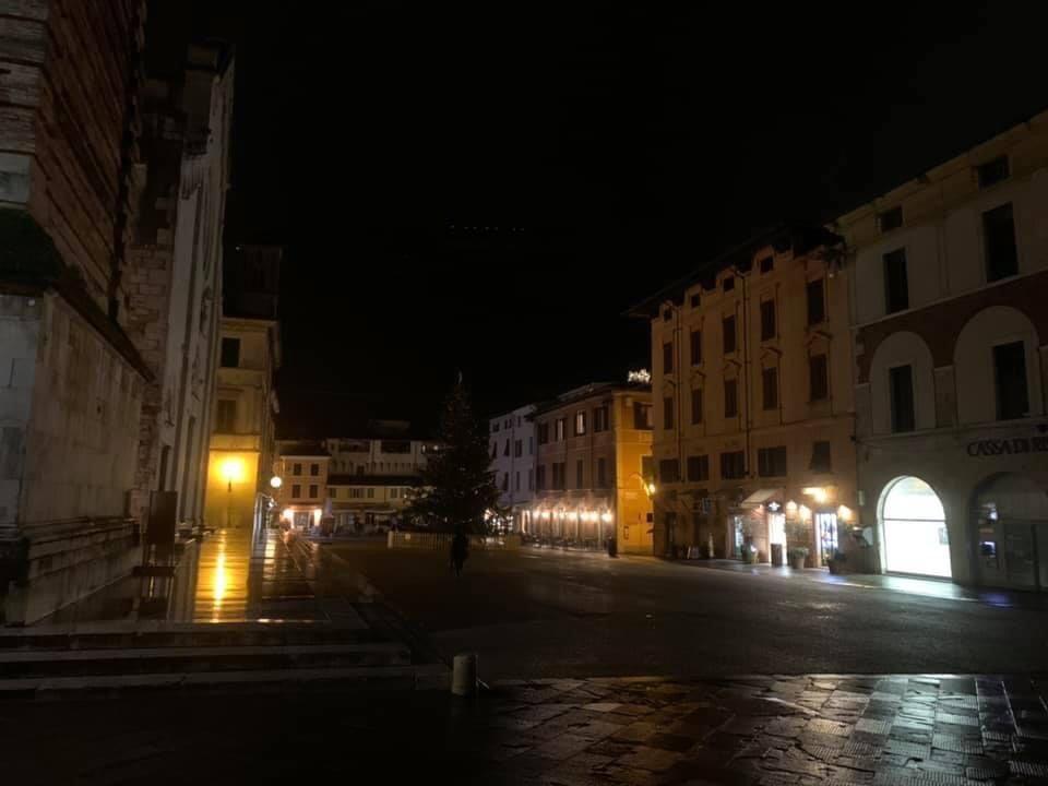 Bimbo investito in centro a Pietrasanta a Capodanno. Il padre: «Ora ha paura a uscire di casa» 