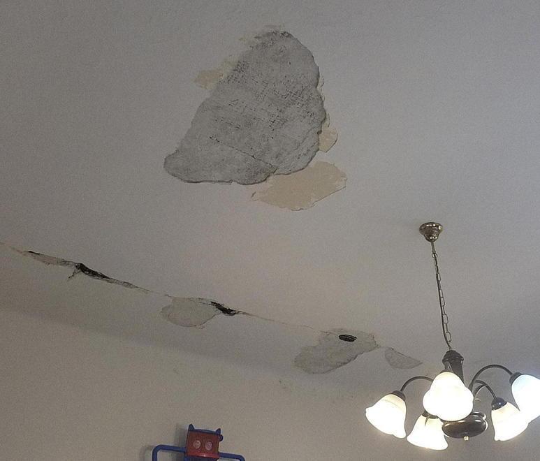Crollo di un pezzo di soffitto nelle case popolari a Pisa, famiglia trasferita 