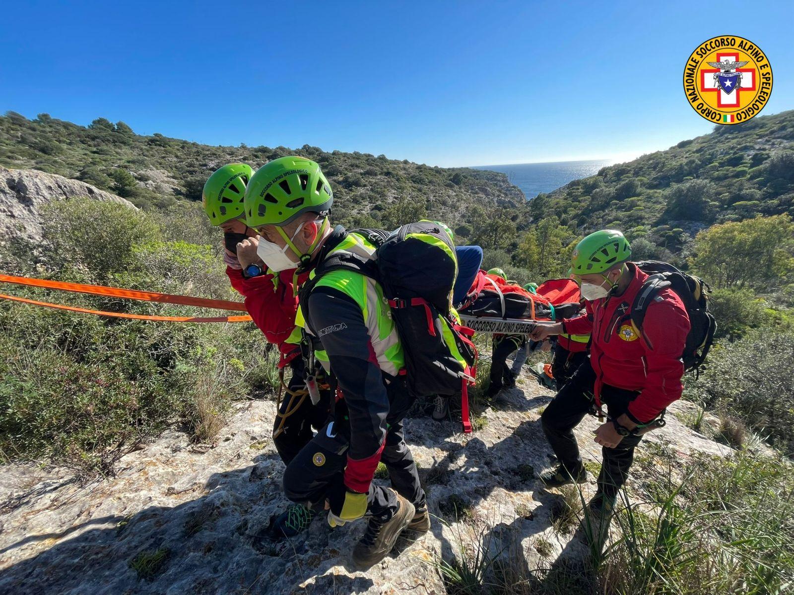 Una fase del recupero dello speleologo