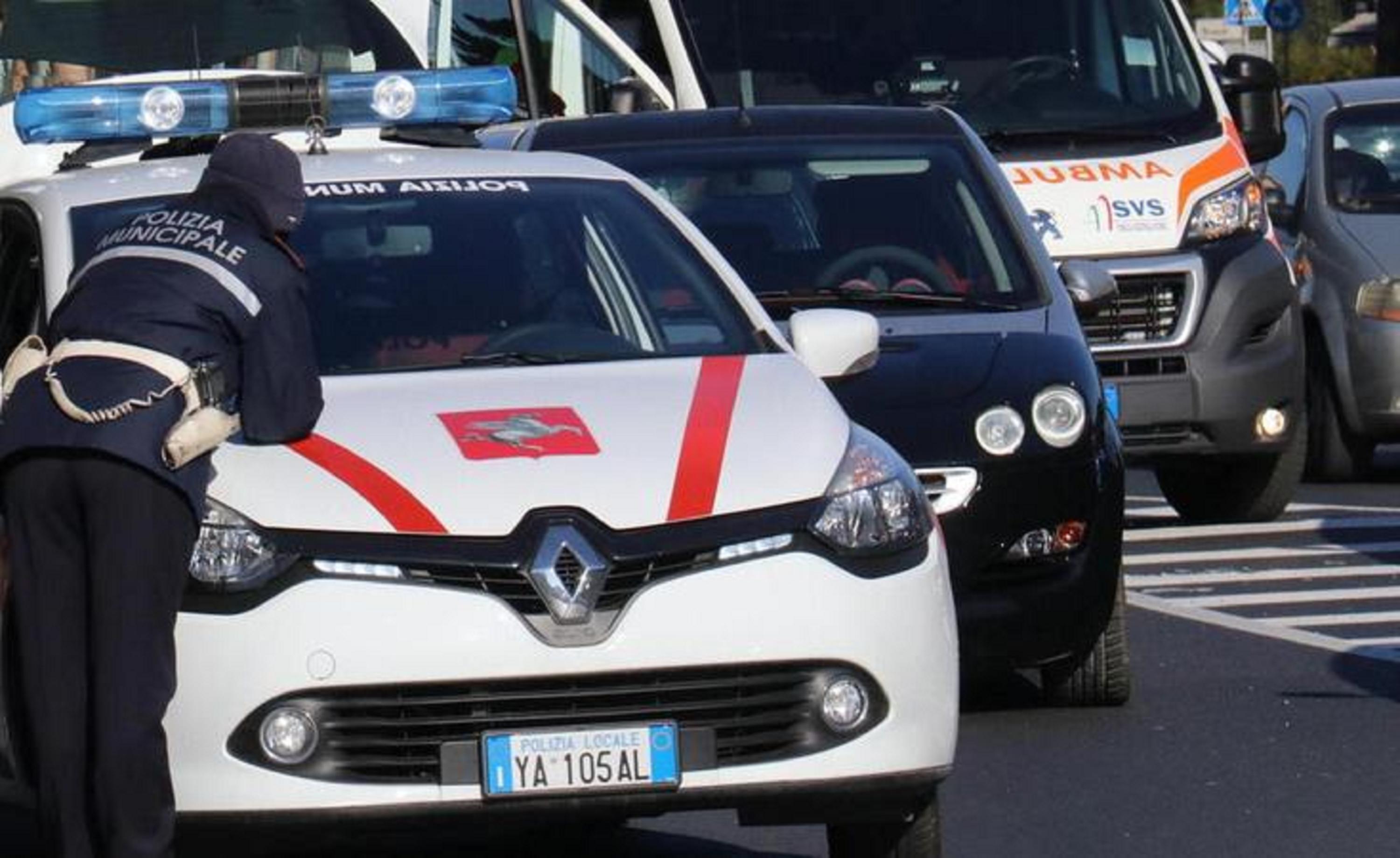 Un intervento della polizia municipale dopo un incidente in via degli Etruschi (foto d'archivio)