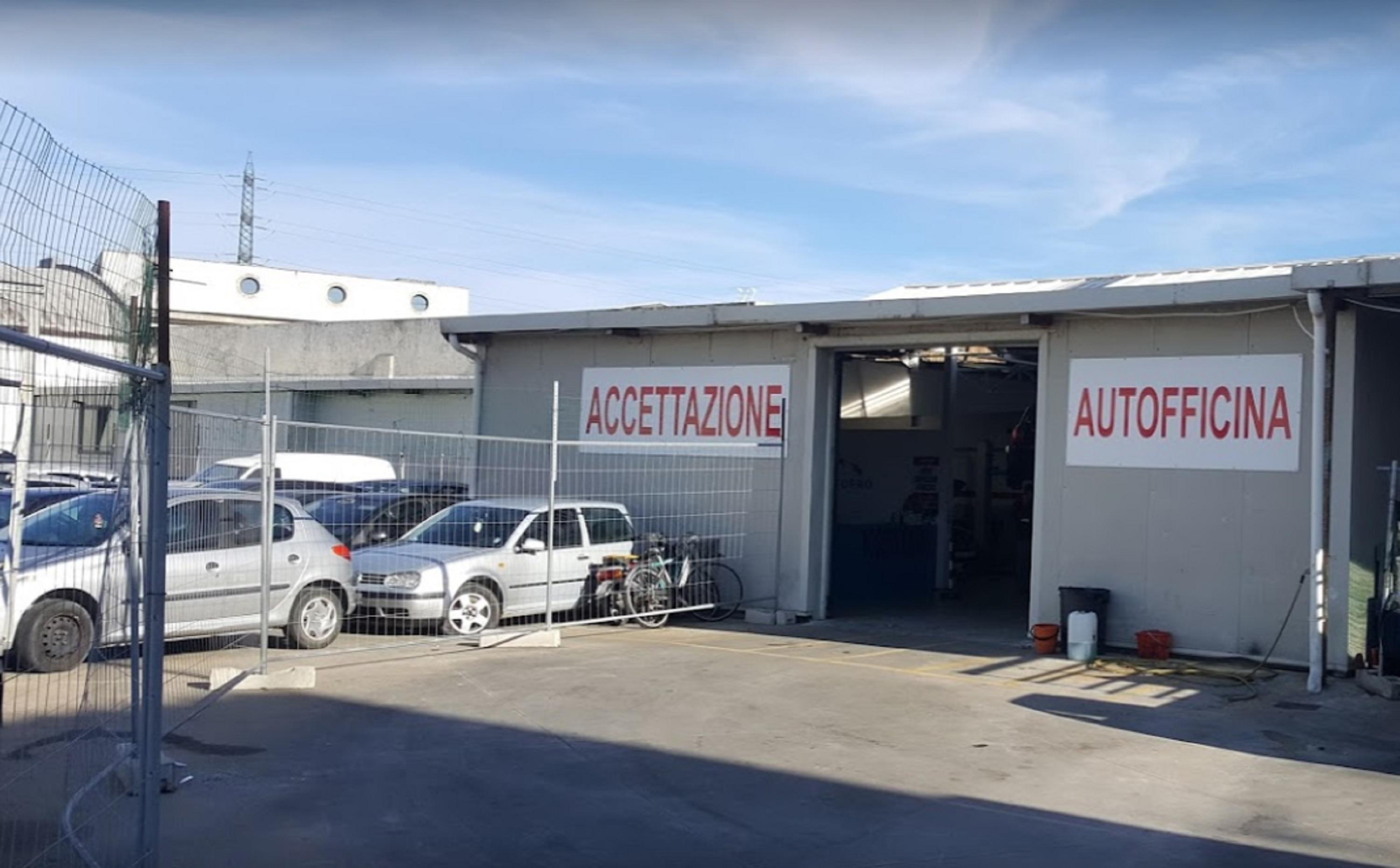 Una veduta dell'autofficina "Il Faro" di via Pera