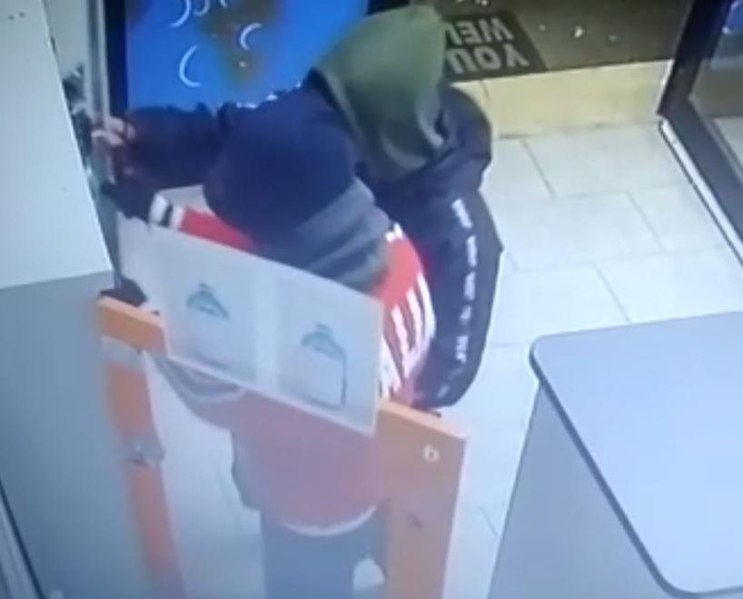 I ragazzi dentro la lavanderia automatica