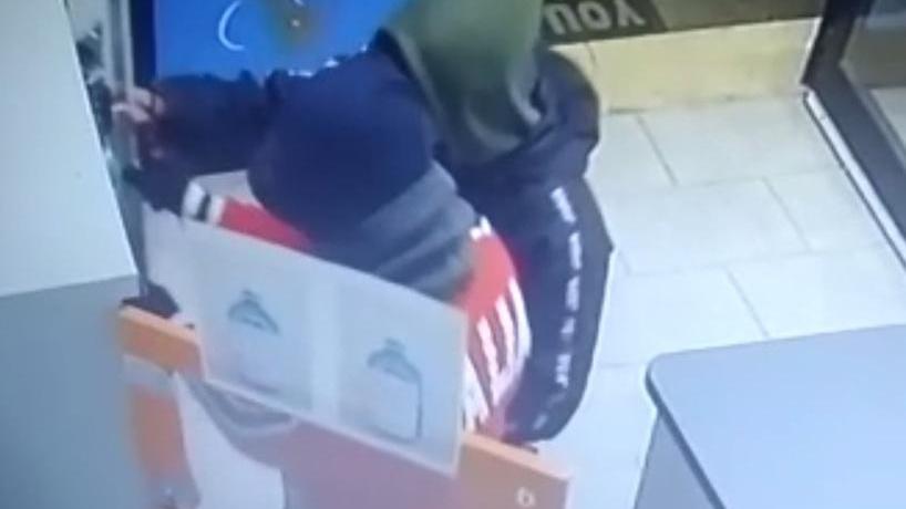 I ragazzi dentro la lavanderia automatica