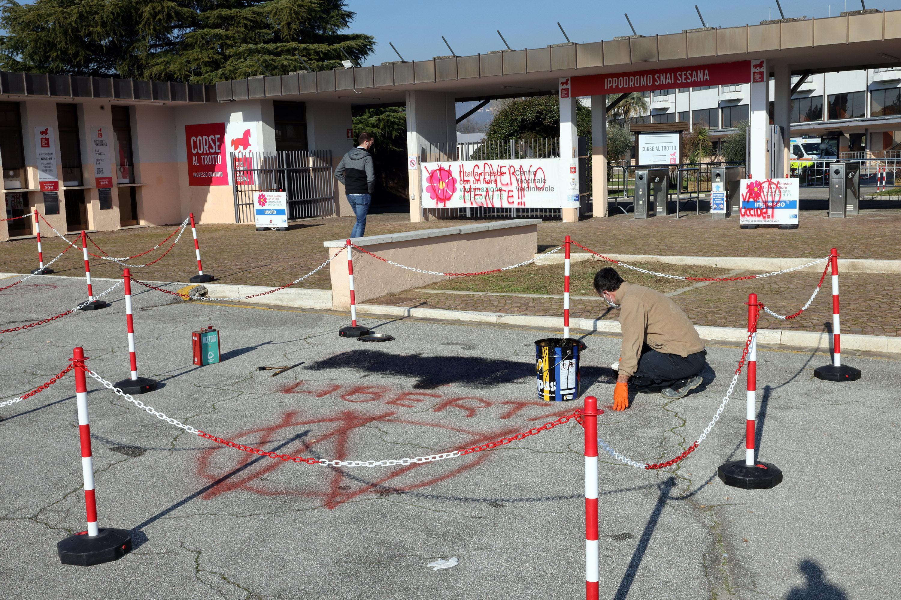 La cancellazione delle scritte no-vax al nuovo centro vaccinale di Montecatini (Foto Nucci)