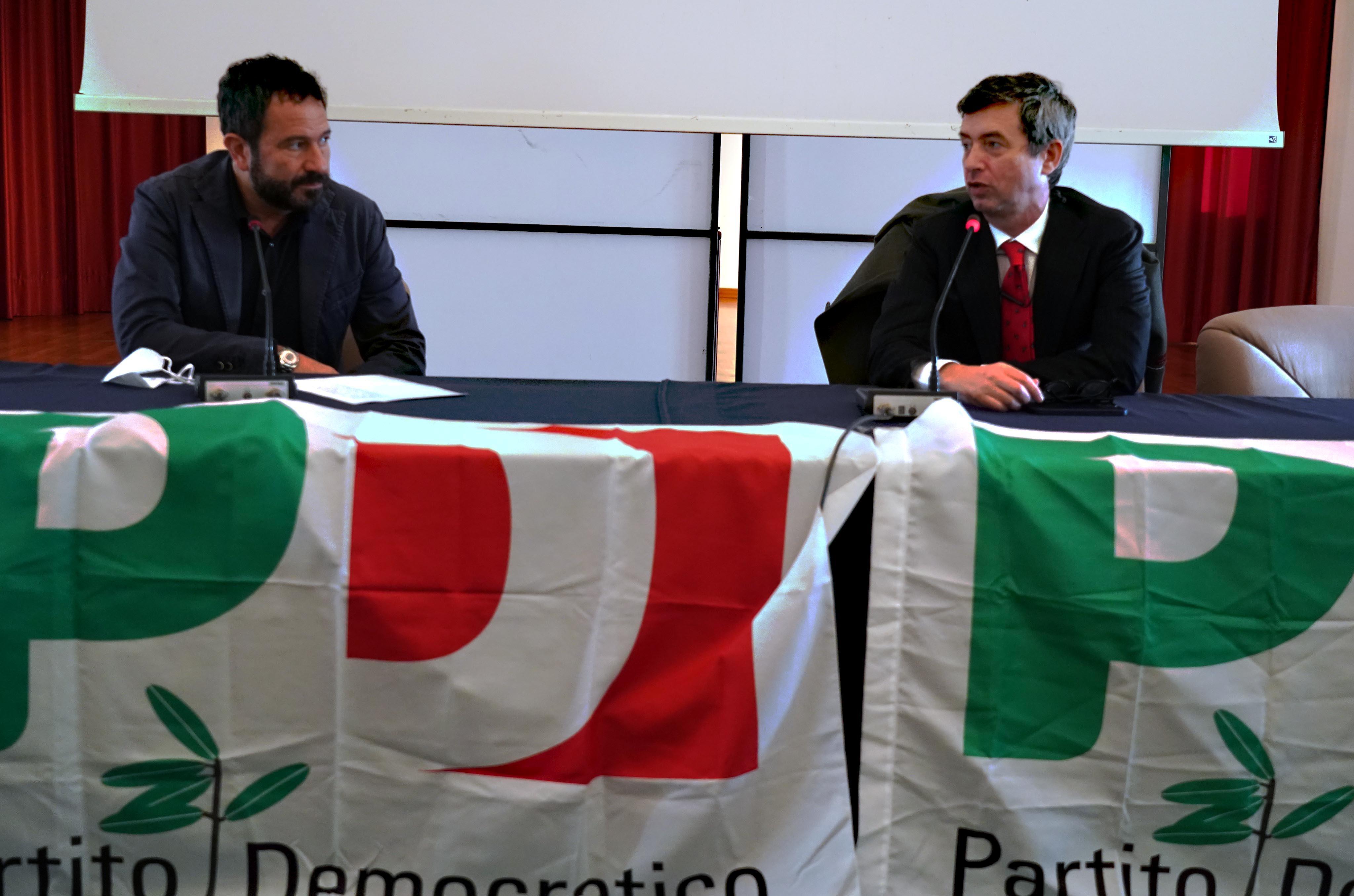 A destra il ministro del lavoro, Andrea Orlando, intervistato a Livorno dal direttore de Il Tirreno, Luciano Tancredi (Foto di Franco Silvi)