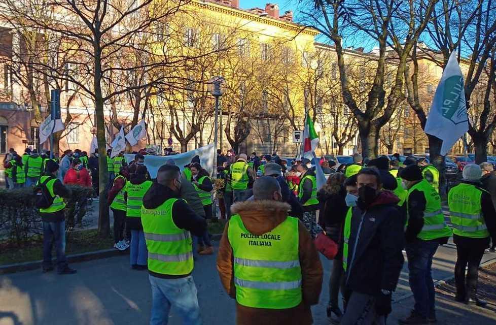 Polizia locale in piazza per ribellarsi alla mancata riforma 