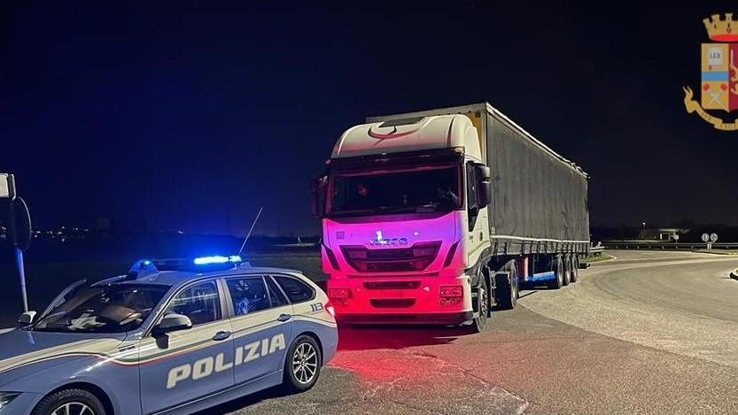 Si scambiano posto sul Tir a 80 all’ora Sfiorata una strage