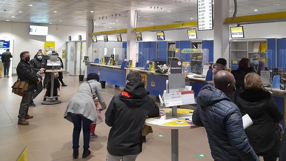 Disagi agli uffici postali, l’azienda ai cittadini «Tanti i nostri servizi»