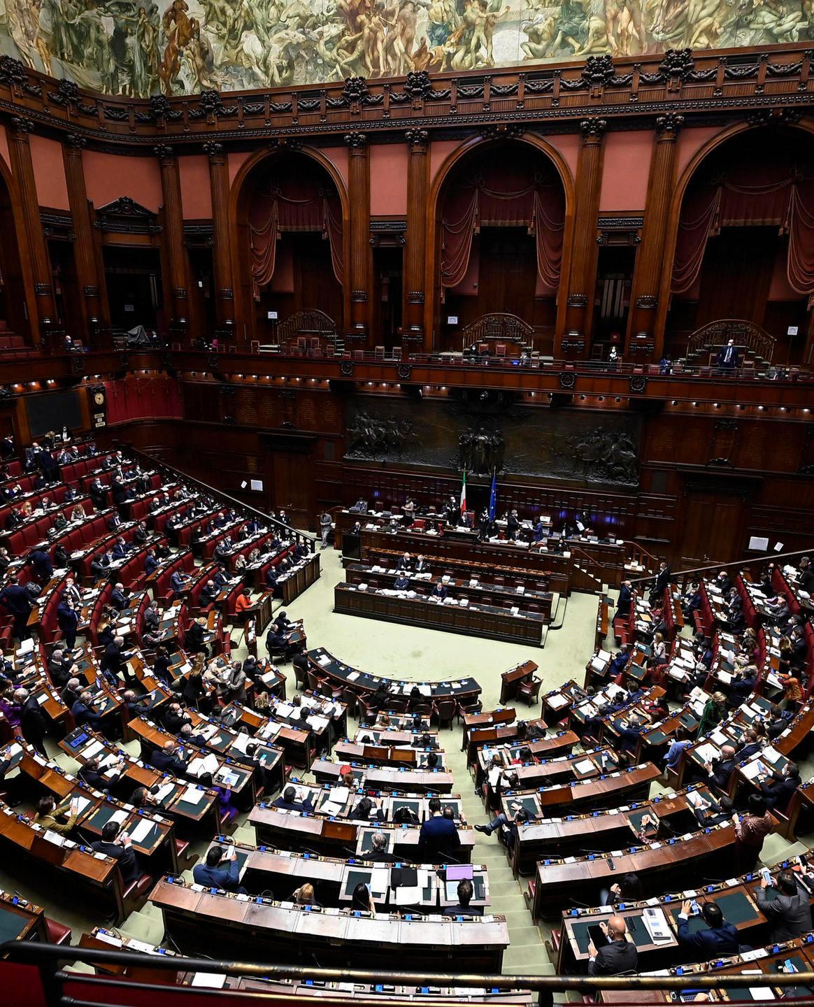 I 28 grandi elettori sardi in ordine sparso: a Berlusconi 10 voti 