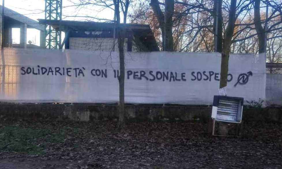 Modena. Alle Carducci striscione solidale con la prof no mask E in Consiglio la preside fa scena muta 