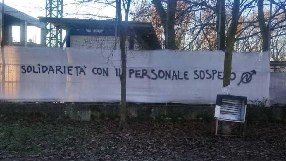Modena. Alle Carducci striscione solidale con la prof no mask E in Consiglio la preside fa scena muta